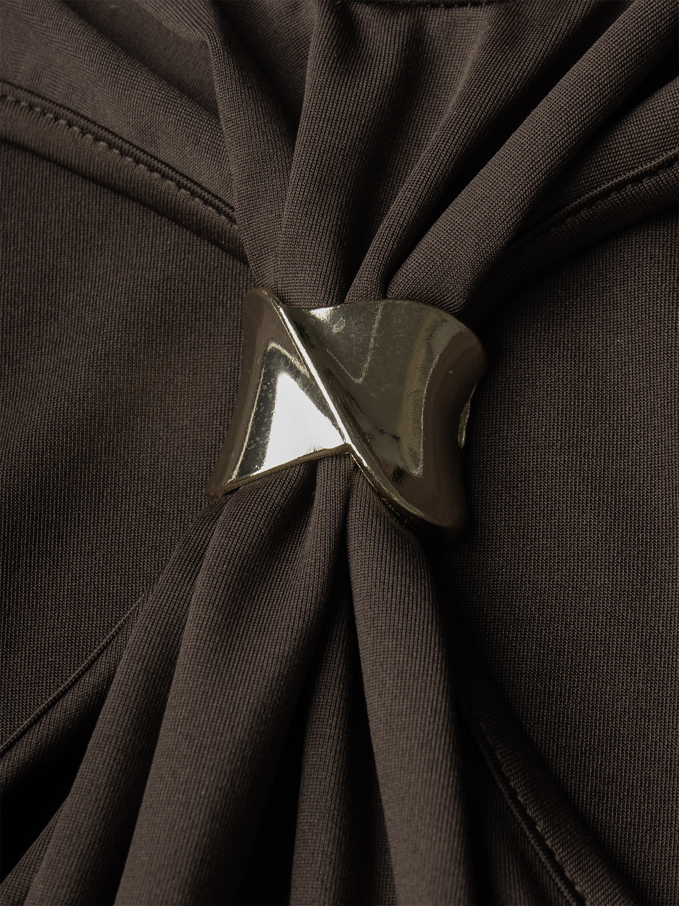 Dark-brown metal collared dress woman, slim-waisted long skirt with tight hips