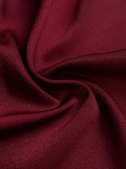 Falda media de satén borgoña de mujer con detalle de anillo estriado y abertura lateral-Aegean-sea