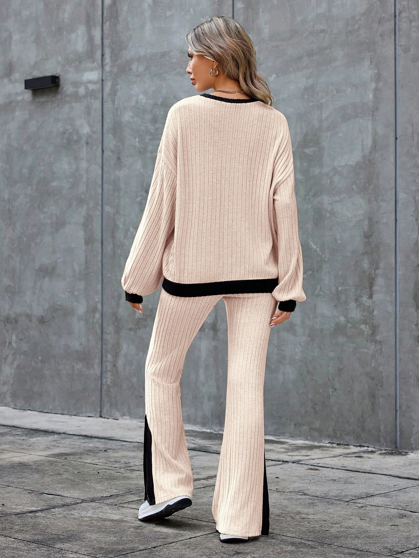 Apricot-colored pinstripe knit suit Loose long-sleeved shirt Spread wide-legged pants