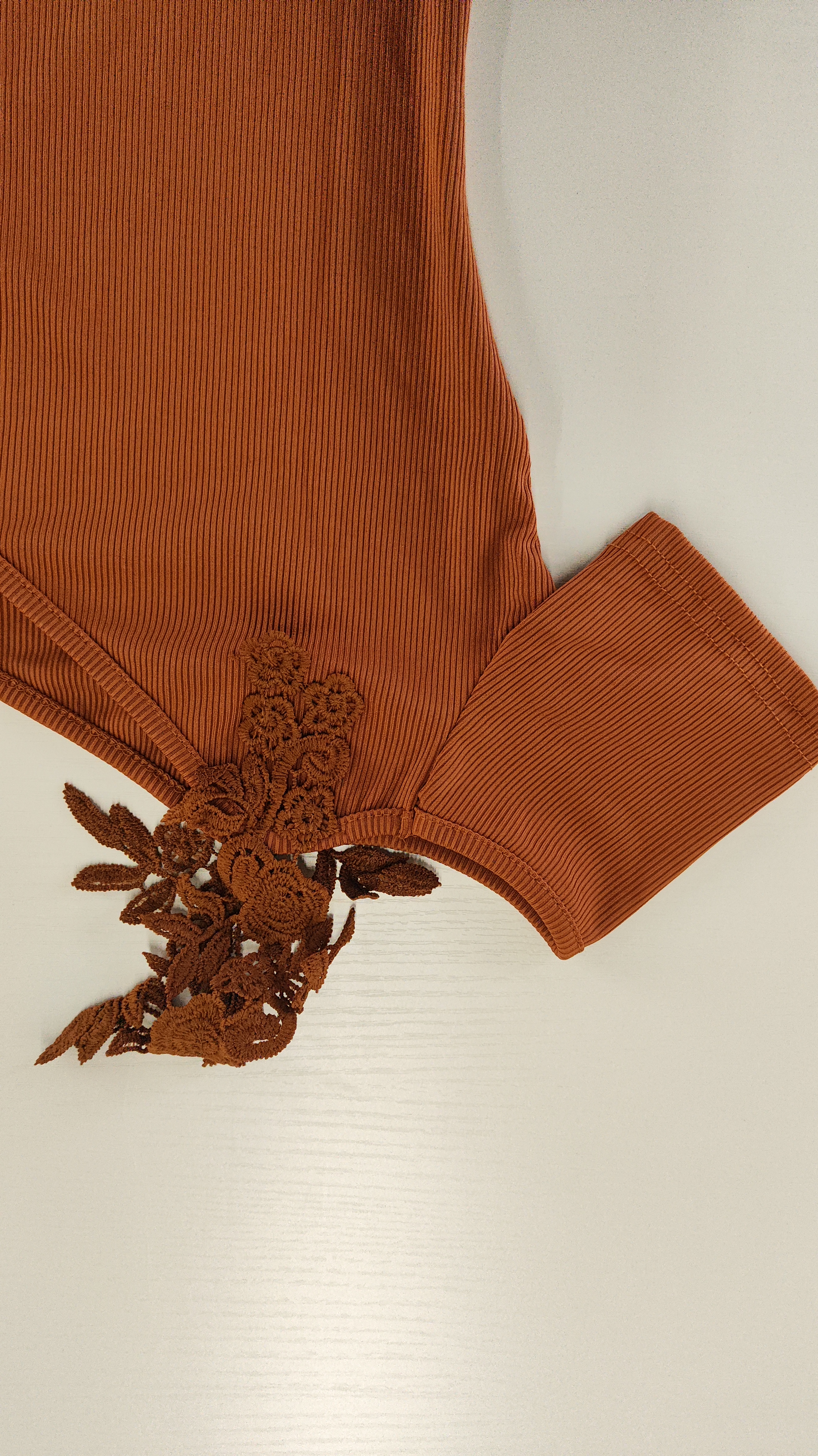 Top femenino marrón sin hombros con tirantes adornados con encaje-Aegean-sea