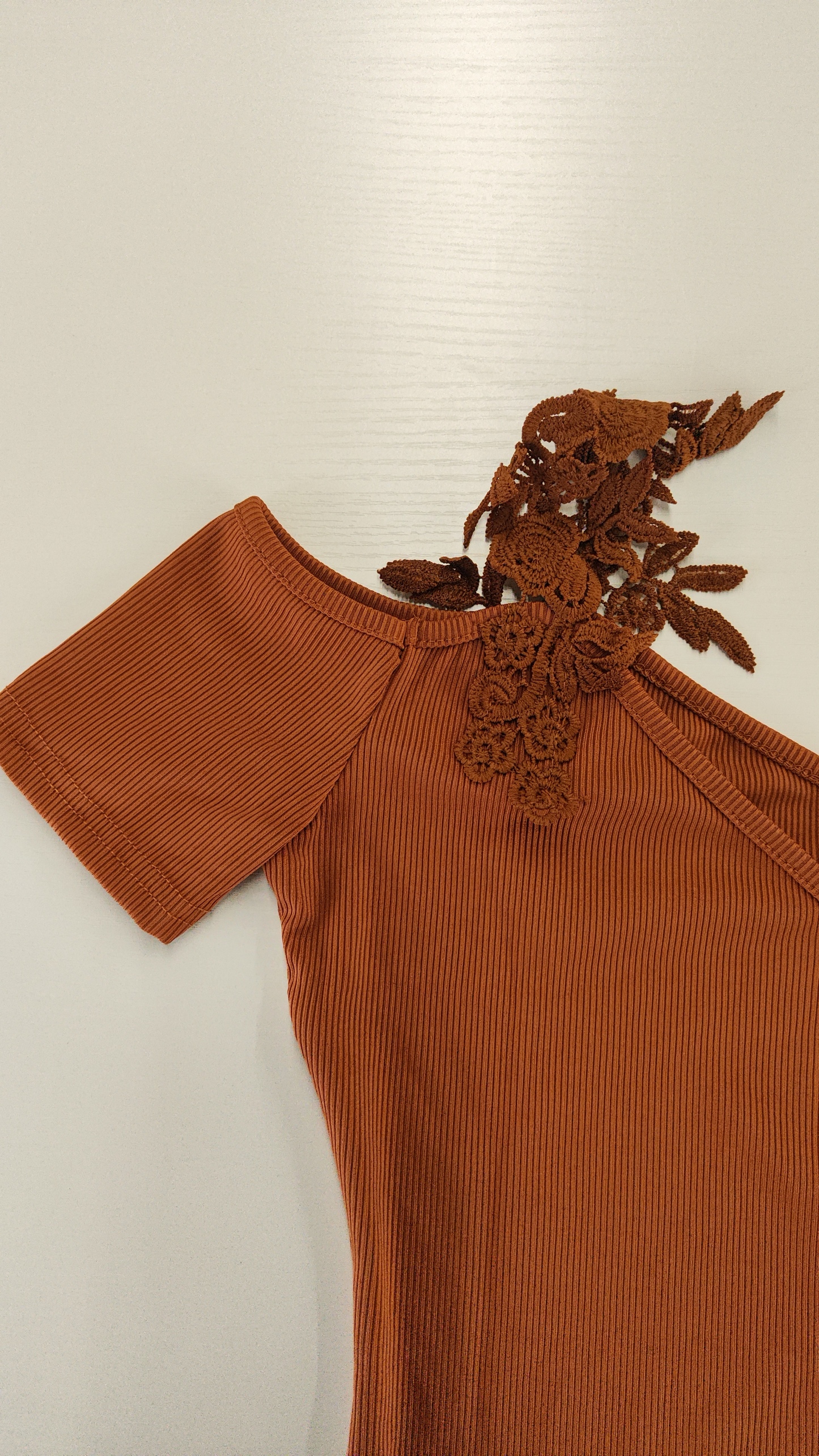 Top femenino marrón sin hombros con tirantes adornados con encaje-Aegean-sea