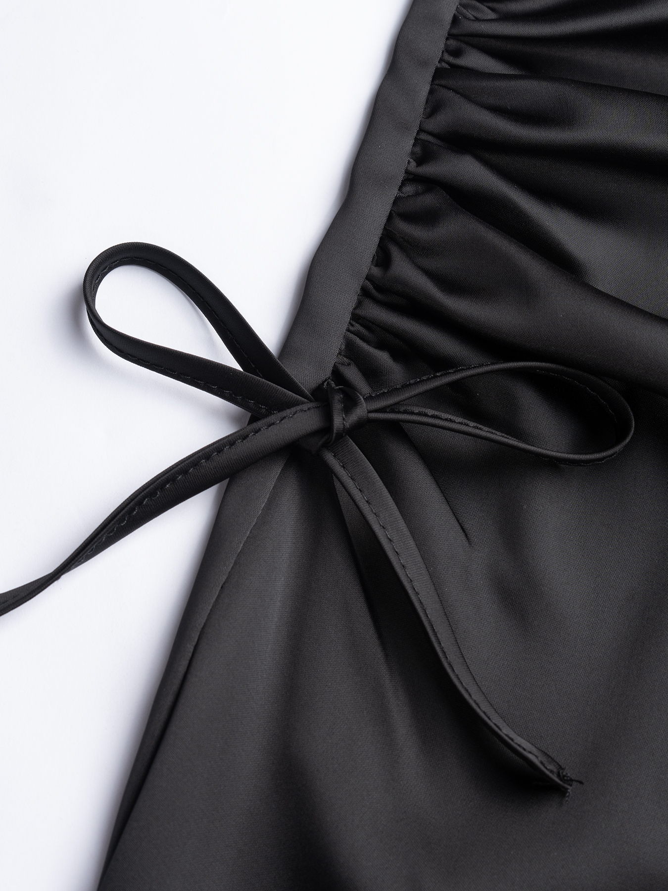 Falda corta de satén negro para mujer-Detalle con ruchedura y abertura trasera-Aegean-sea