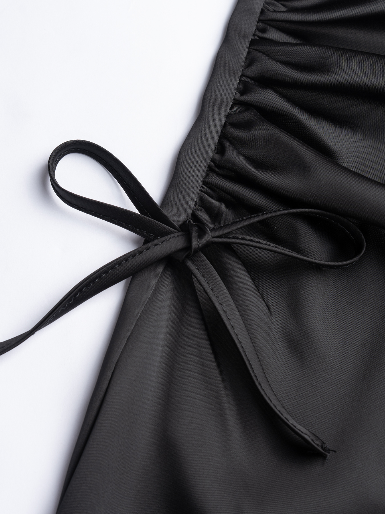 Falda corta de satén negro para mujer-Detalle con ruchedura y abertura trasera-Aegean-sea