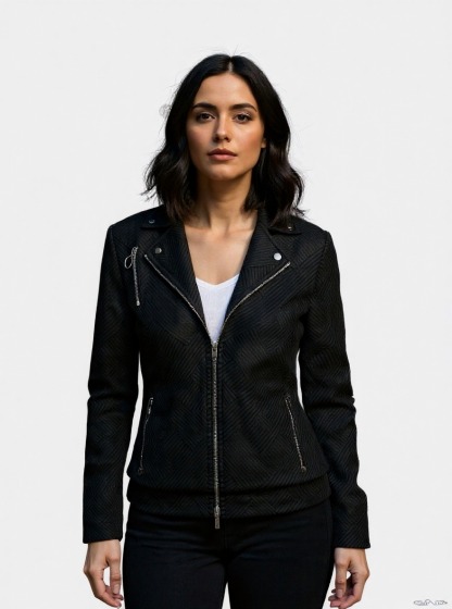 Chaqueta de motociclista texturizada negra con cremalleras metálicas y detalles angulosos-Aegean-sea