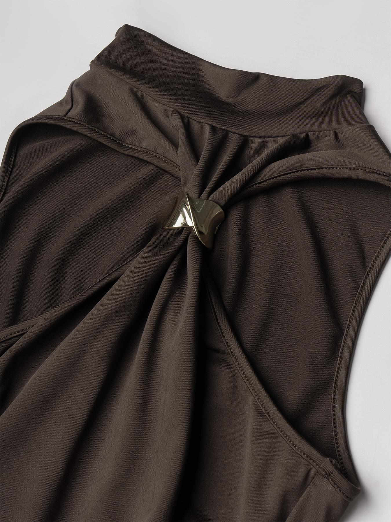 Dark-brown metal collared dress woman, slim-waisted long skirt with tight hips