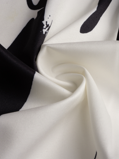 Set de dos piezas Blusa envolvente con estampado abstracto blanco y negro y minifalda de sirena arremolinada-Aegean-sea