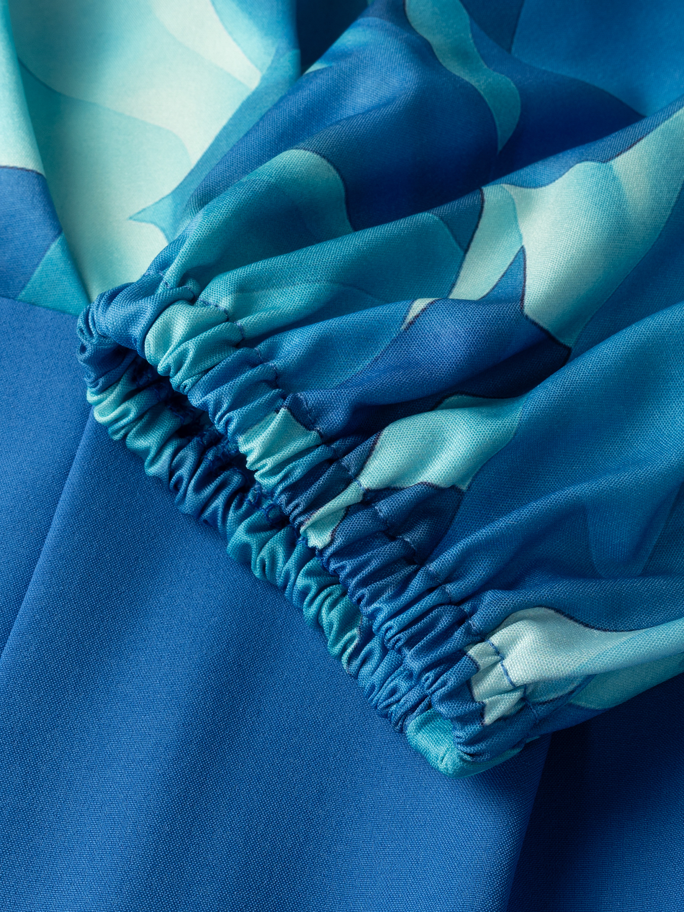 Gradient blue hue stained V-neck shirt, waist-closing metal-buttoned jumpsuit