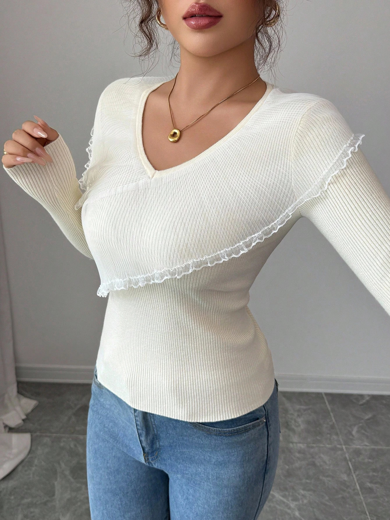 Tight, Long-Sleeve Cut-Out T-Shirt in Creme-Colored Women‘s Rimmed Knit Lace with V Collar-Aegean-sea