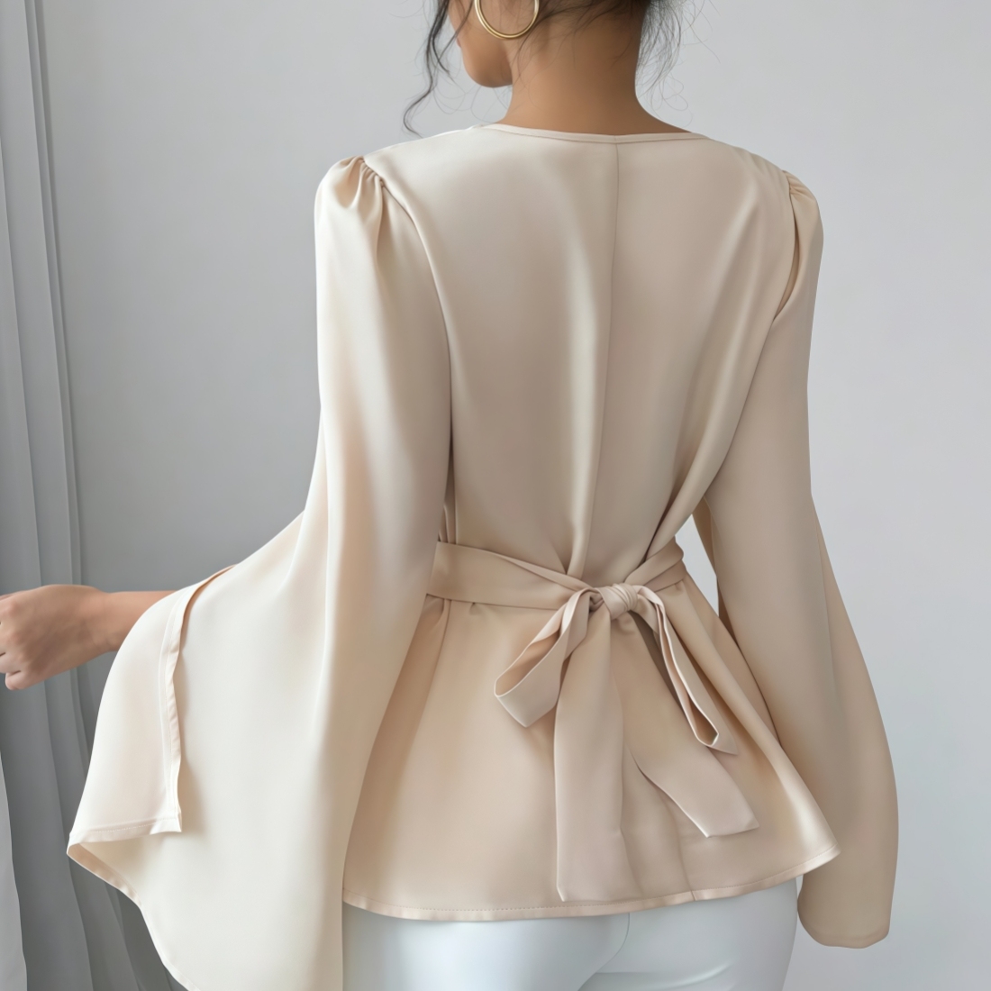 Top Peplum de cuello alto de satén beige para mujer con mangas acampanadas-Aegean-sea