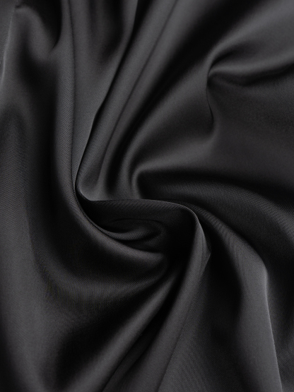 Falda corta de satén negro para mujer-Detalle con ruchedura y abertura trasera-Aegean-sea