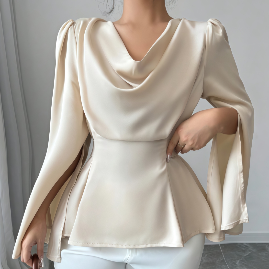 Top Peplum de cuello alto de satén beige para mujer con mangas acampanadas-Aegean-sea