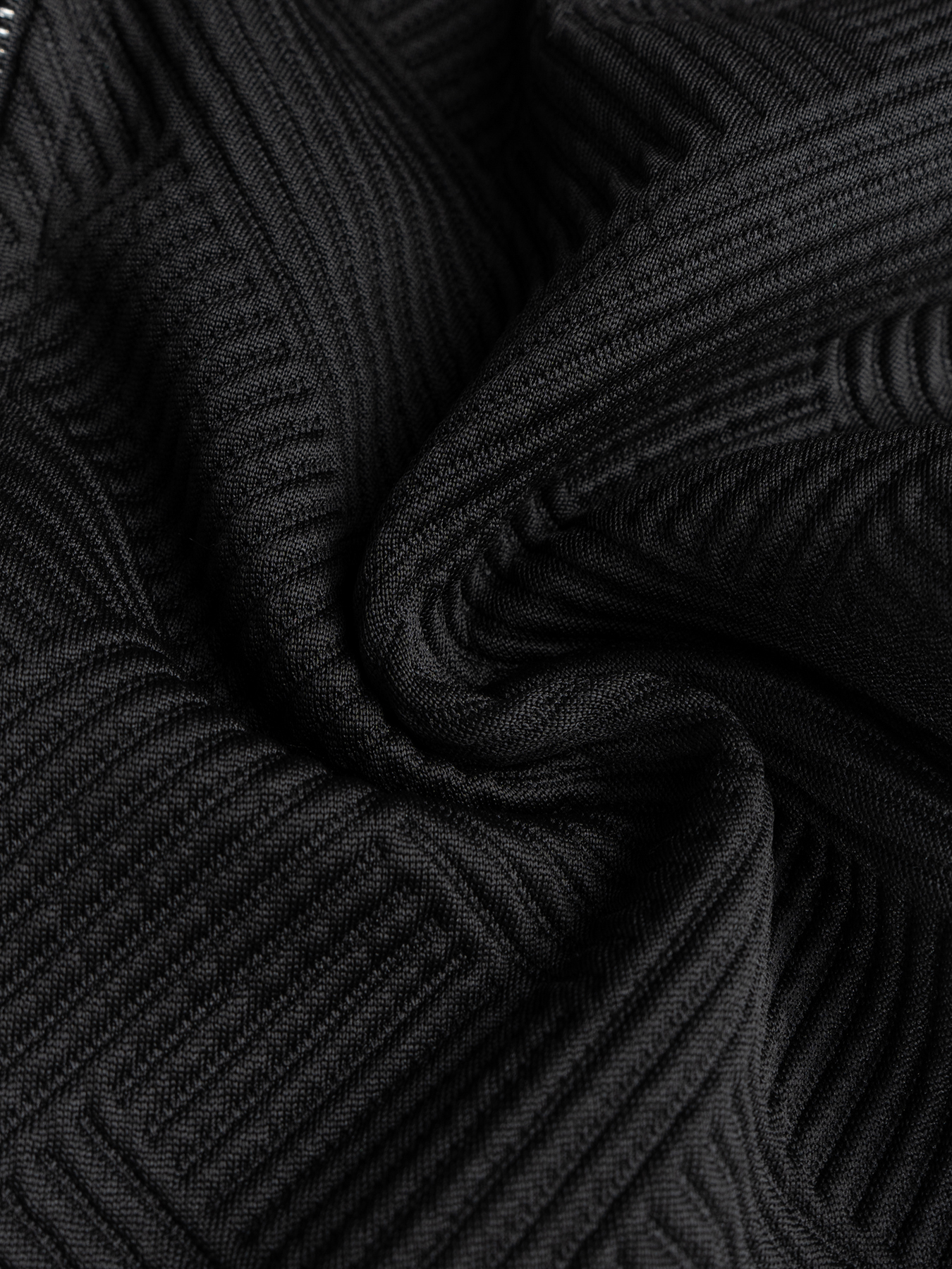 Chaqueta de motociclista texturizada negra con cremalleras metálicas y detalles angulosos-Aegean-sea