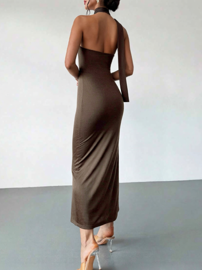 Vestido midi de mujer de tirantes marrón chocolate con un solo hombro de satén dorado con acentos de ruedecilla-Aegean-sea