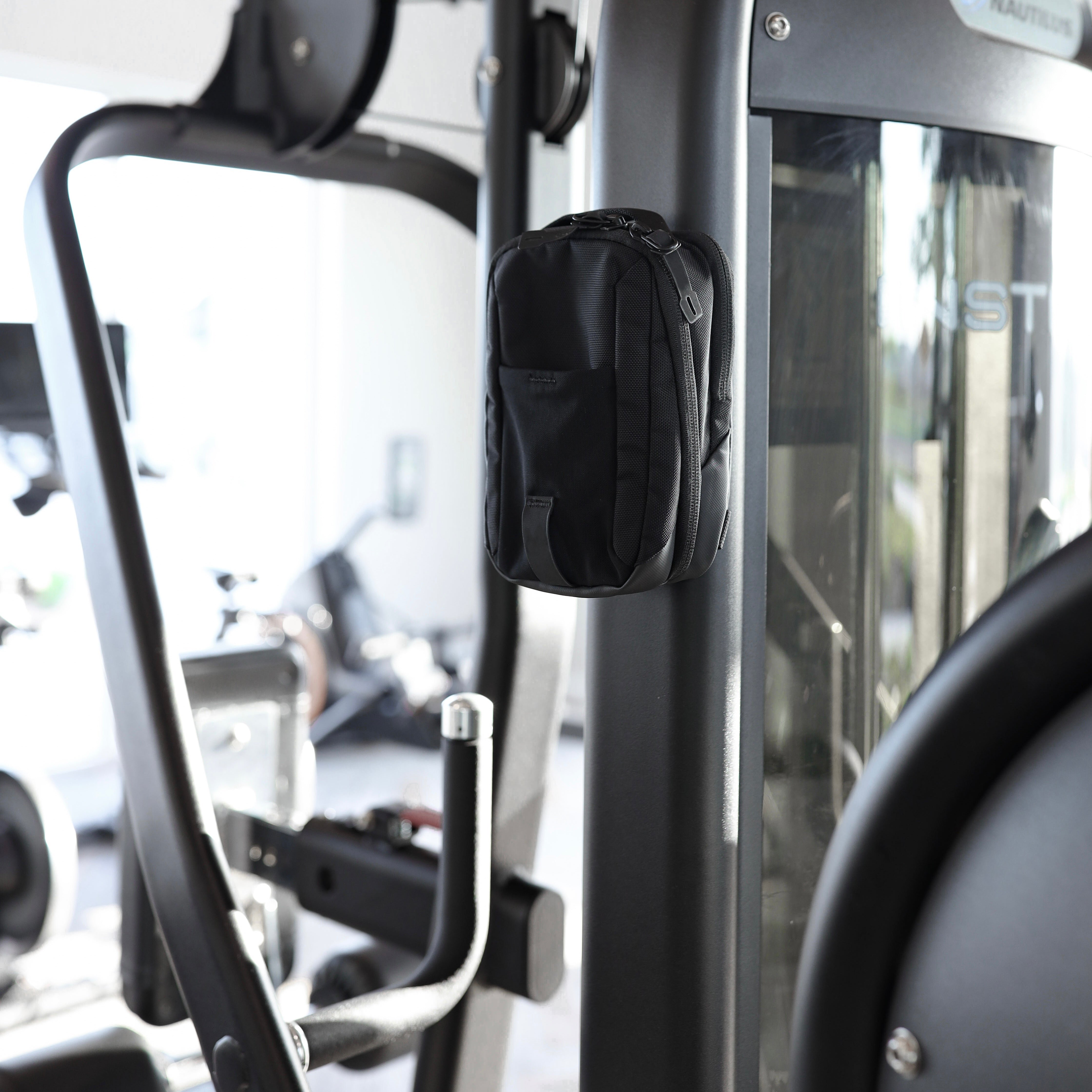 Magnetic Gym Bag for Gym, Travel, Work, and Sports | Keep Your Items Off the Dirty Gym Floor with Magnetic Attachment-SLOOSELYK