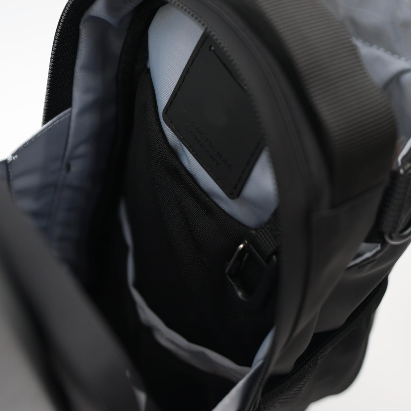 Magnetic Gym Bag for Gym, Travel, Work, and Sports | Keep Your Items Off the Dirty Gym Floor with Magnetic Attachment-SLOOSELYK