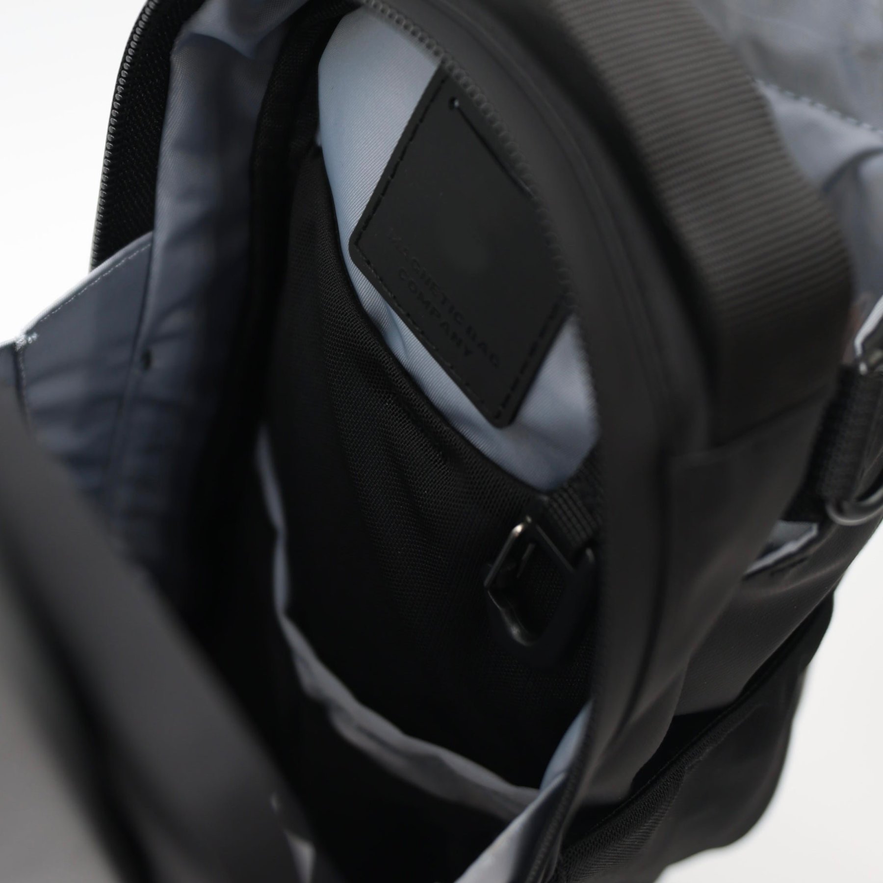 Magnetic Gym Bag for Gym, Travel, Work, and Sports | Keep Your Items Off the Dirty Gym Floor with Magnetic Attachment-SLOOSELYK