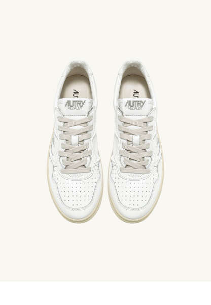 메달리스트 스니커즈 in leather white