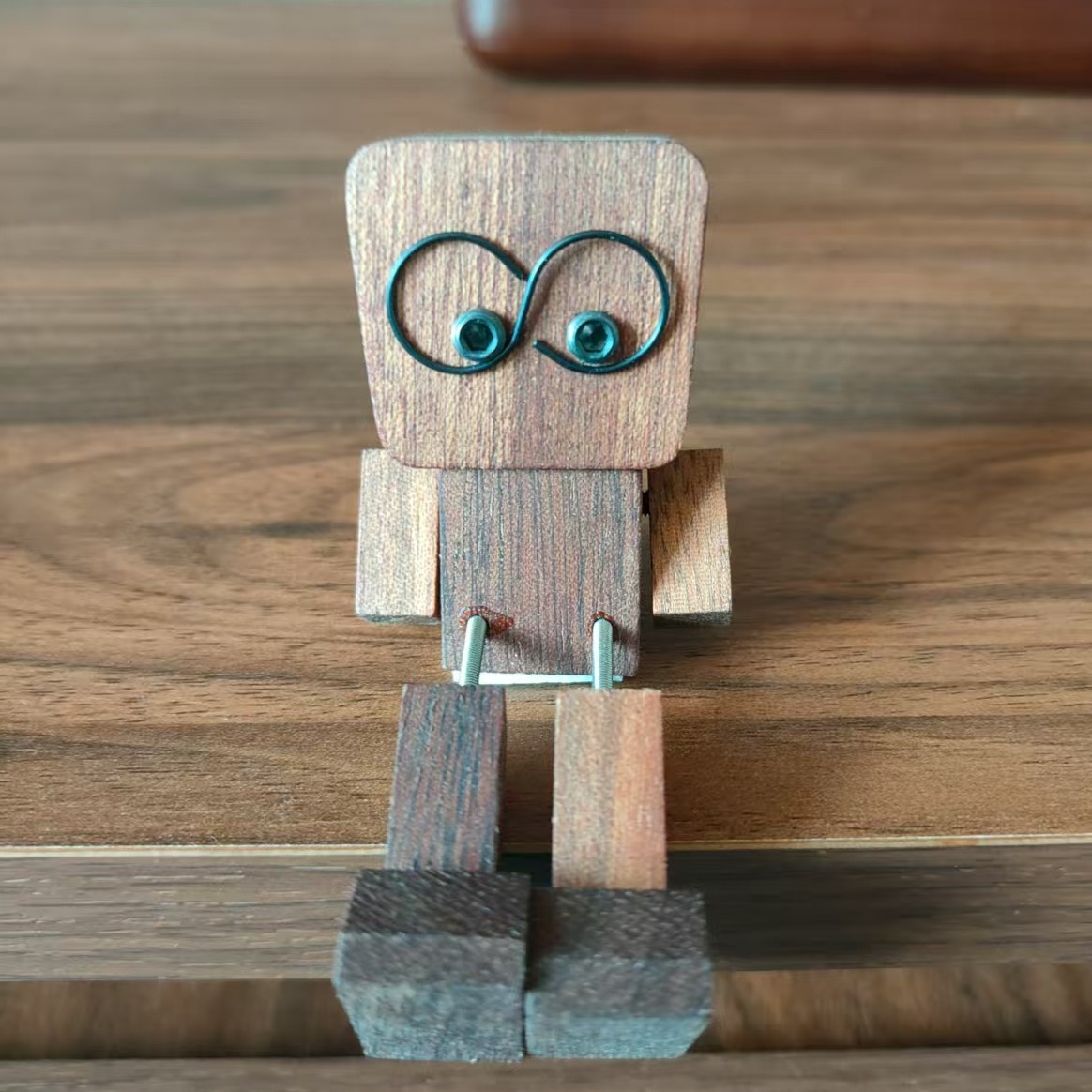 Leg-shaking wooden figure creative desktop office home stress-relief car aromatherapy decoration gift solid wood small ornament-Lovesyouforever