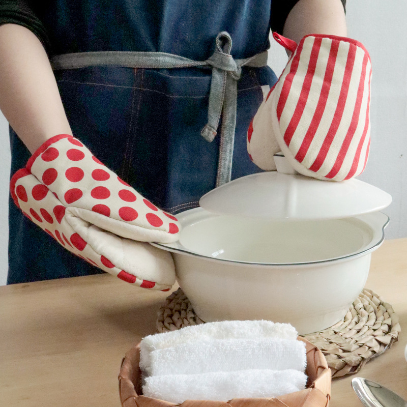 2026 New Polka Dot Heat-Resistant Oven Gloves for Home Use, Microwave Oven Anti-Scald Thickened Insulated Gloves, Wear-Resistant and Non-Slip-Lovesyouforever