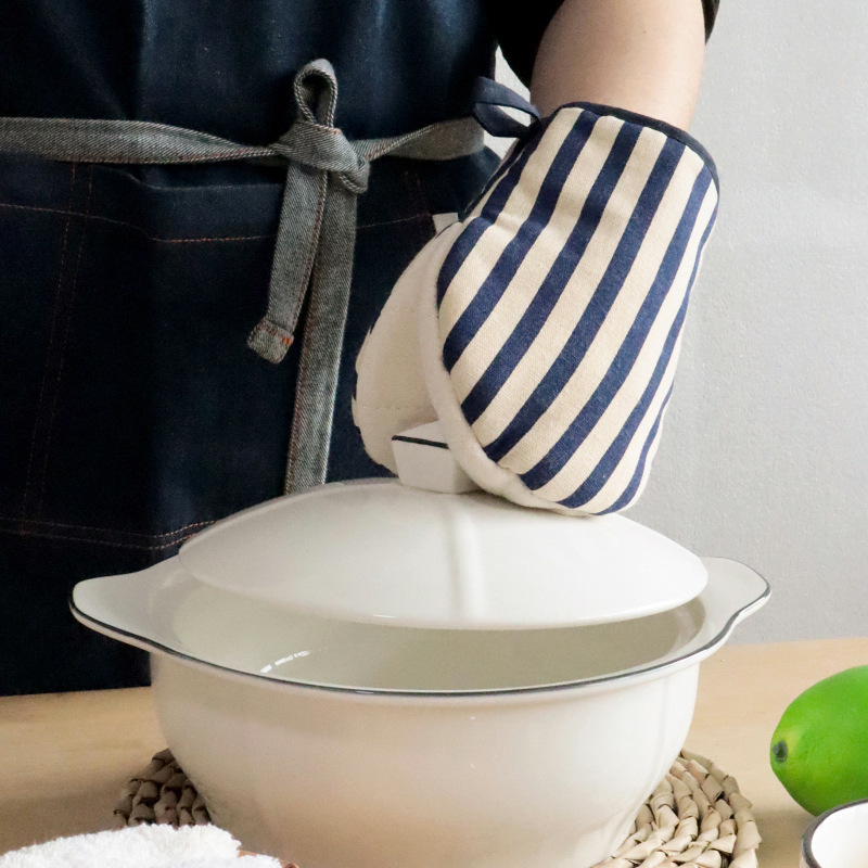 2026 New Polka Dot Heat-Resistant Oven Gloves for Home Use, Microwave Oven Anti-Scald Thickened Insulated Gloves, Wear-Resistant and Non-Slip-Lovesyouforever