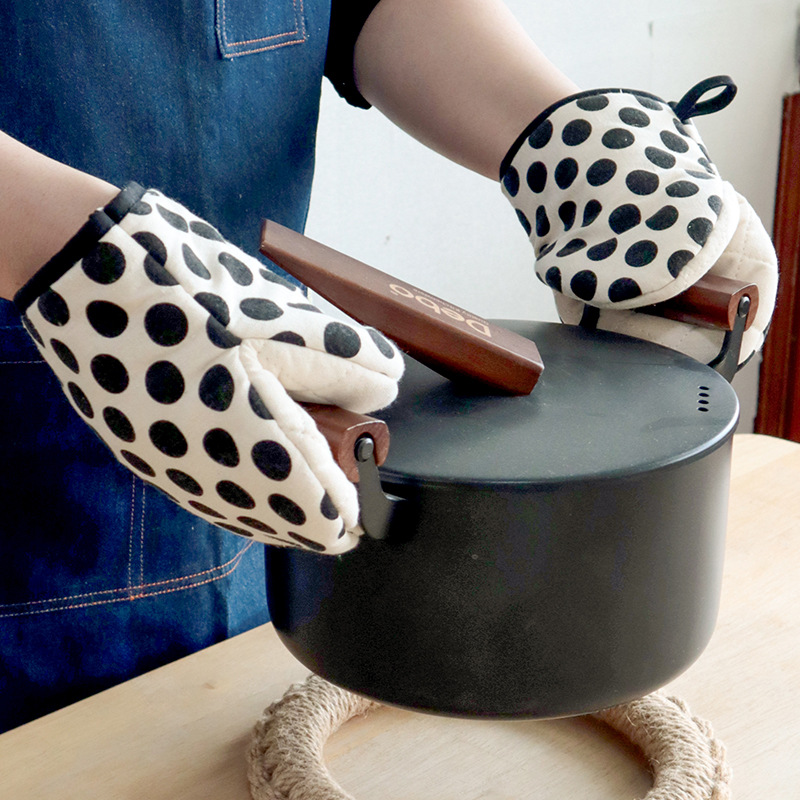 2026 New Polka Dot Heat-Resistant Oven Gloves for Home Use, Microwave Oven Anti-Scald Thickened Insulated Gloves, Wear-Resistant and Non-Slip-Lovesyouforever