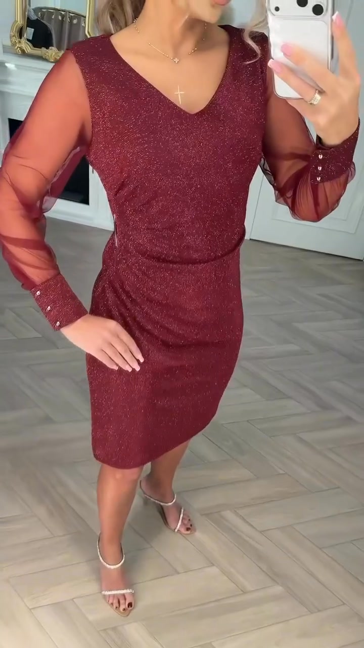 Дамска рокля с V-образно деколте и лъскава пачуърк текстура