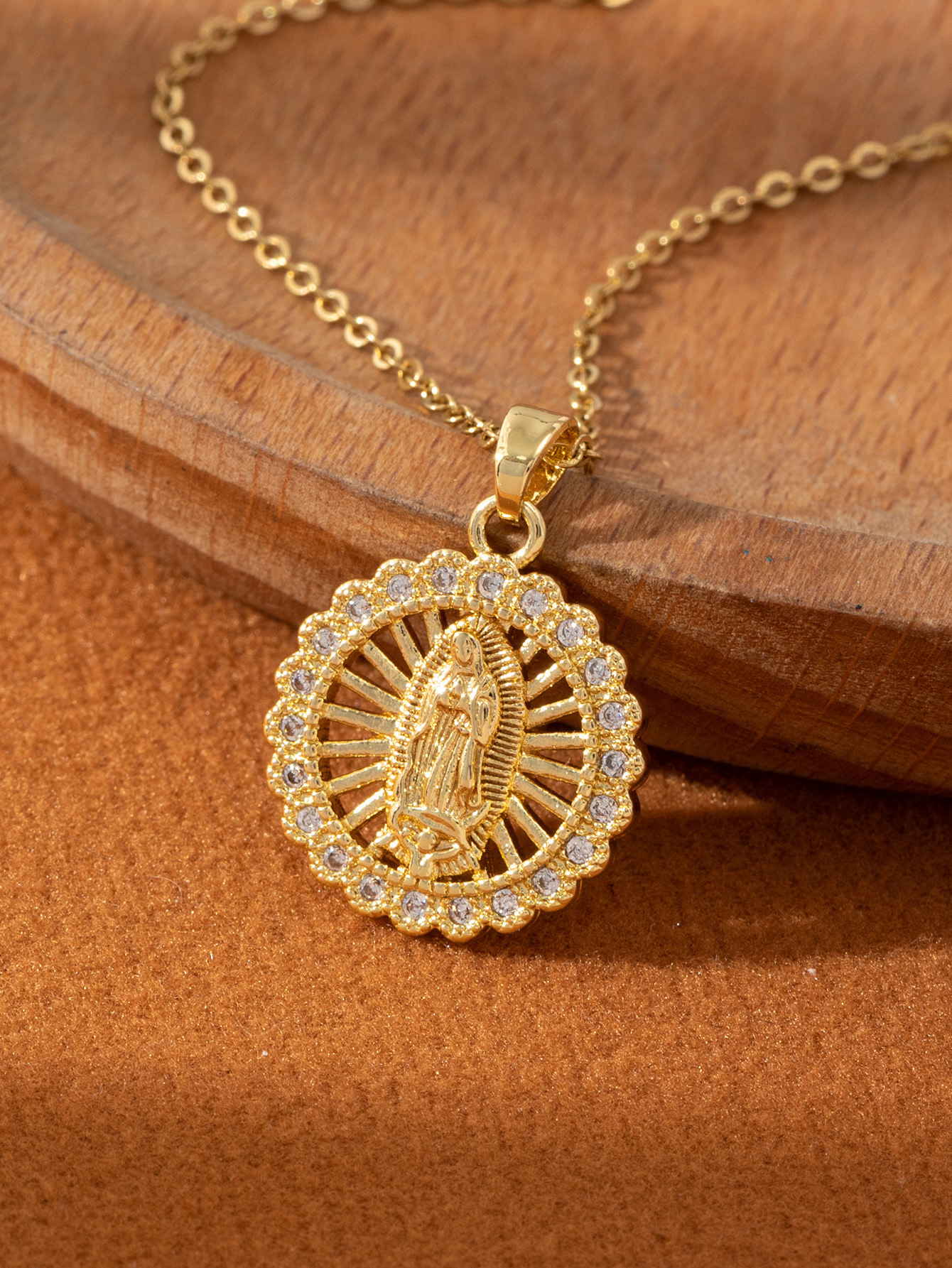 Naszyjnik ze stali nierdzewnej z wizerunkiem Matki Boskiej