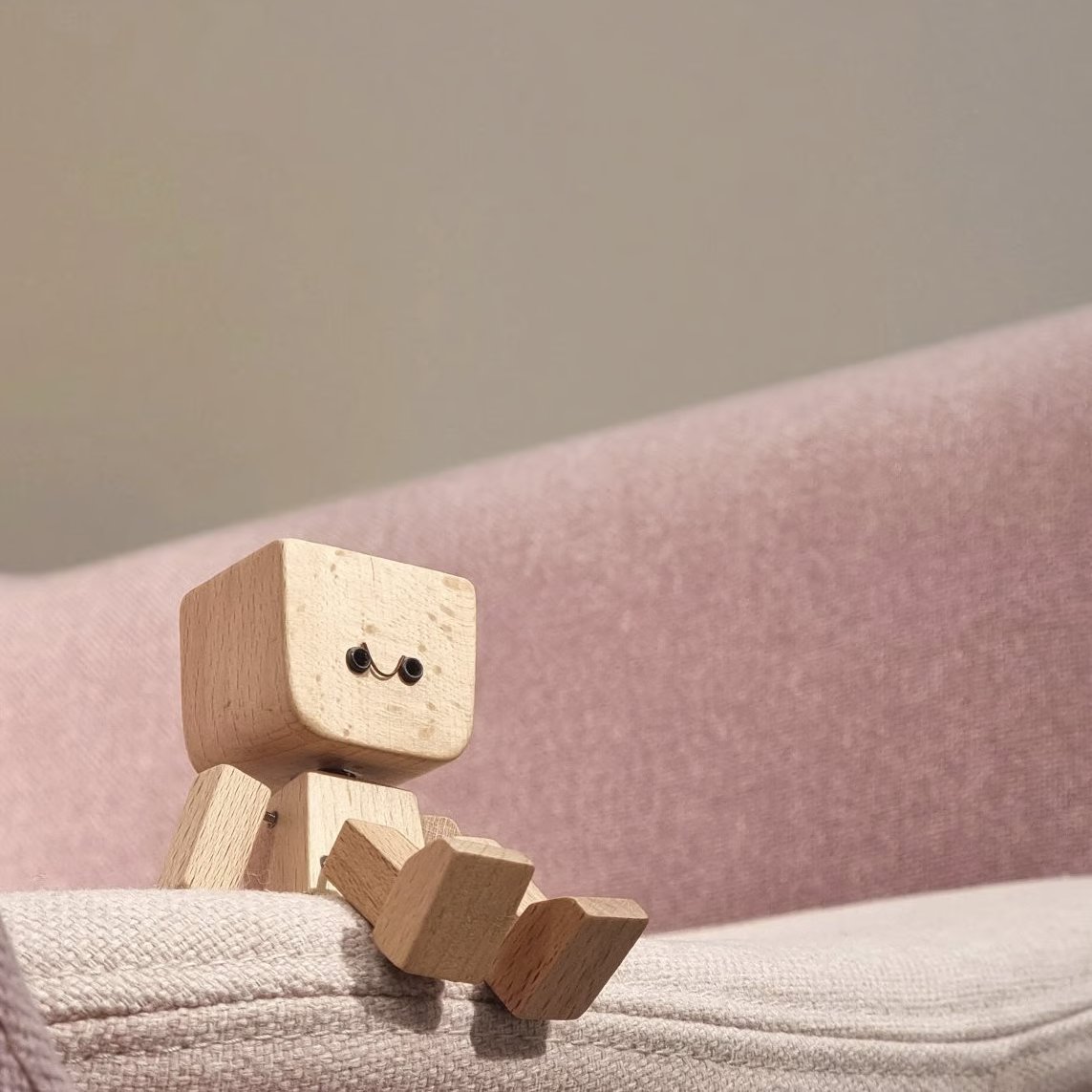 (🌲Early Christmas Sale- 49% OFF) Shaking Feet Wooden Doll - Sways with 12 Pcs Magnetic Expressions