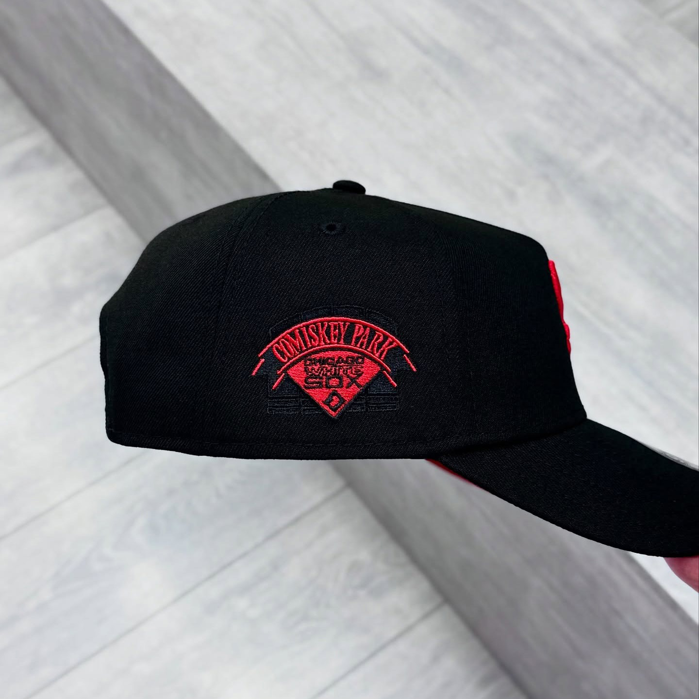 NEW ERA CHICAGO WHITE SOX COMISKEY PARK BLACK AND RED EMBROIDERED CASUAL BASEBALL CAP-Maverick