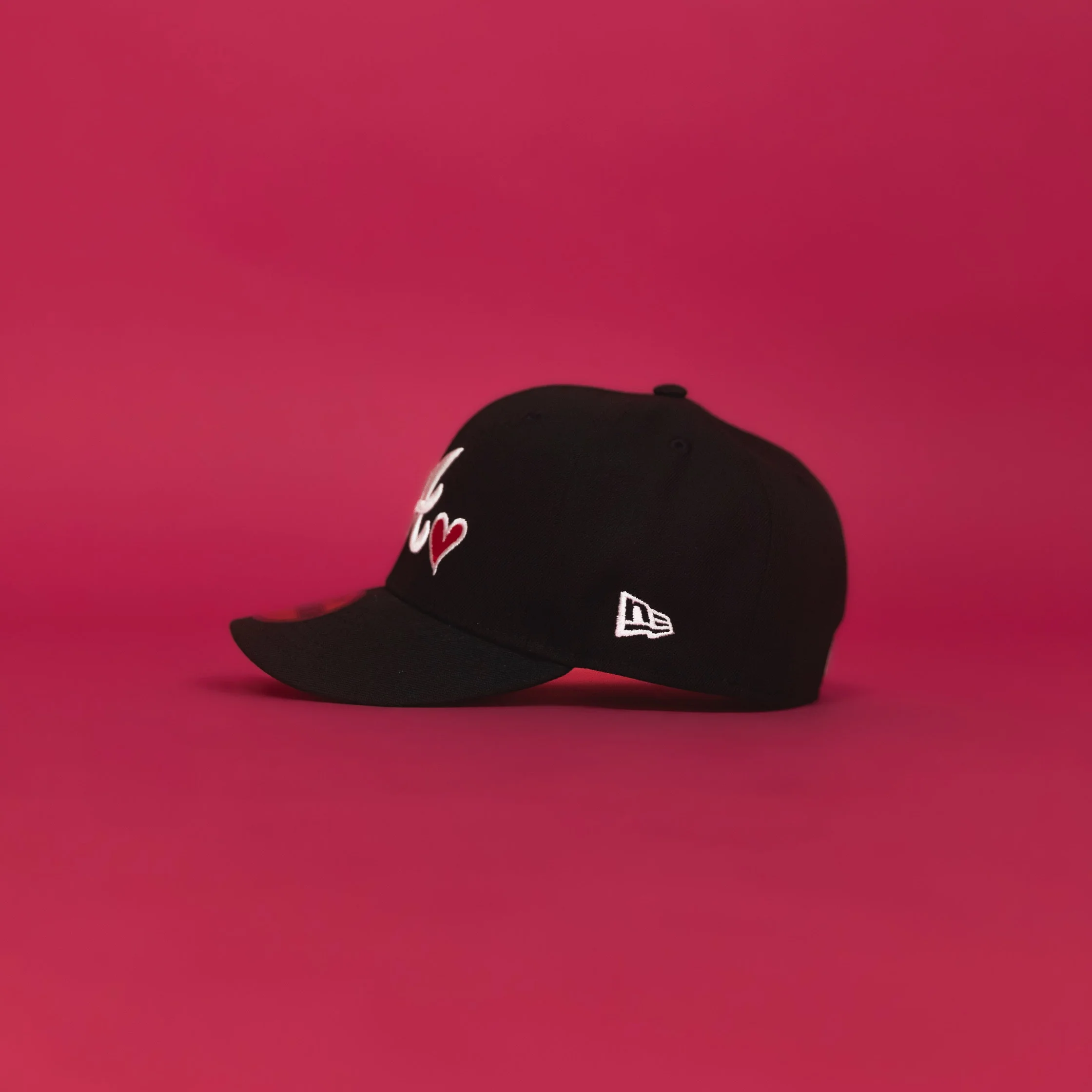 NEW ERA 59FIFTY BLACK ATLANTA BRAVES W/ RED HEART + 1999 WORLD SERIES SIDE PATCH-Maverick