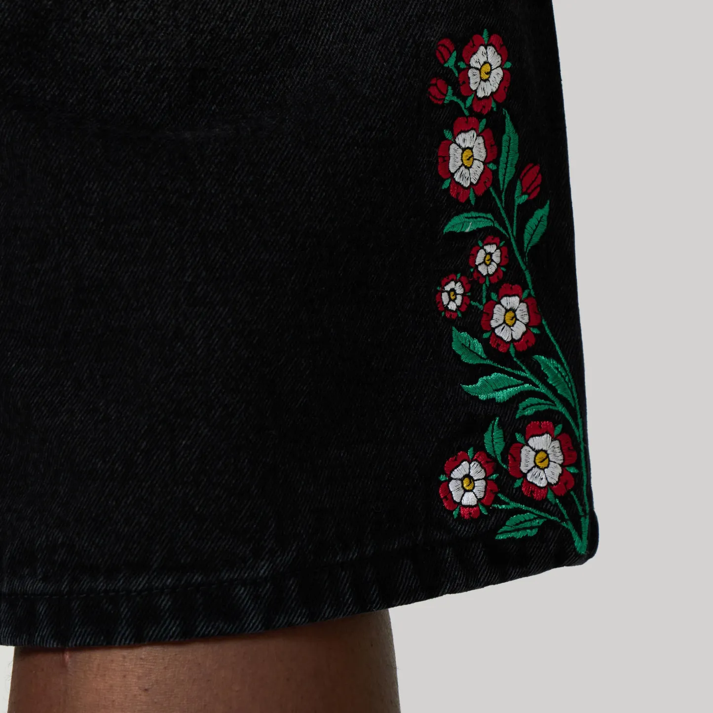 ENGLAND EMBROIDERED JORTS
