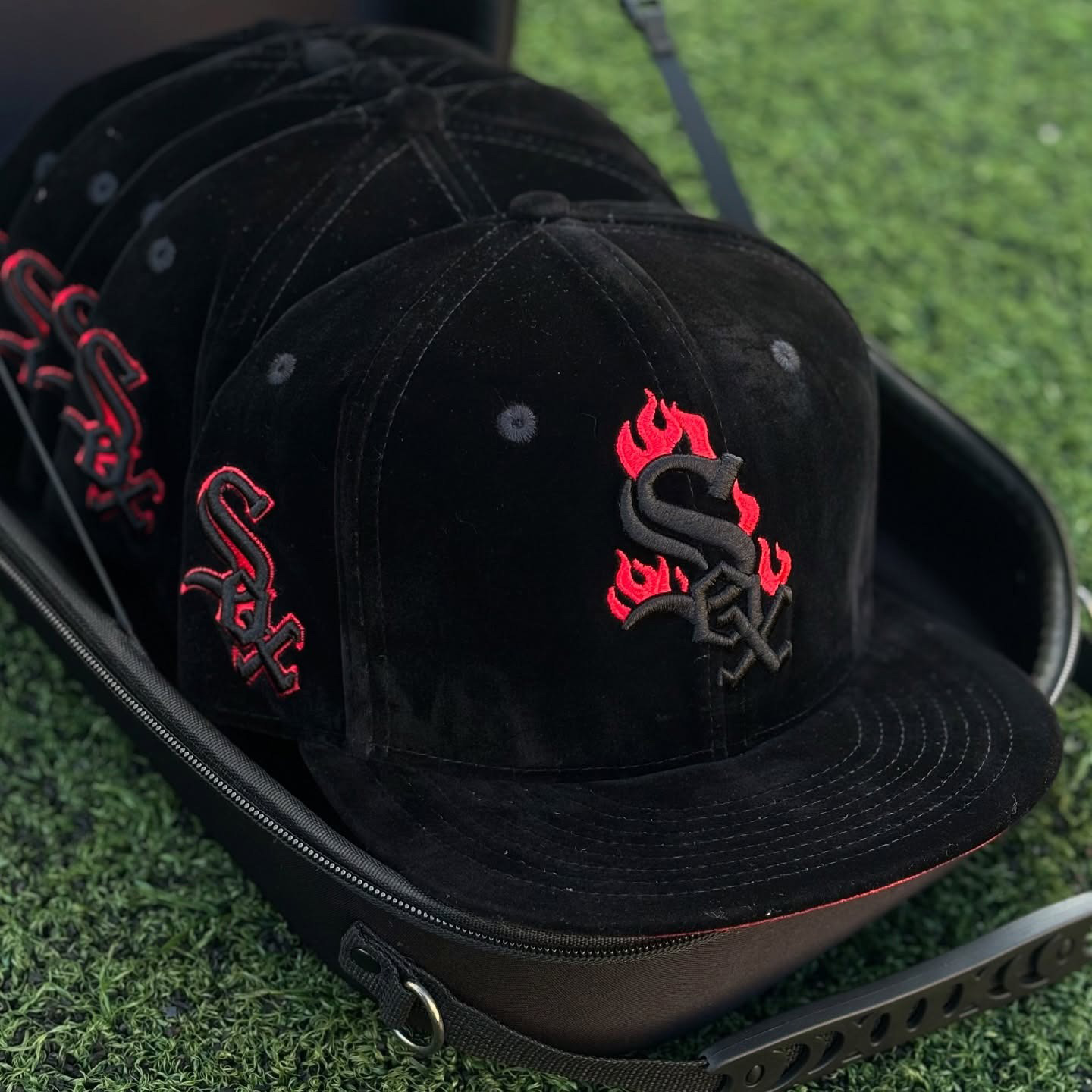 NEW ERA  CHICAGO WHITE SOX MLB BLACK VELVET & RED UV EMBROIDERED CASUAL BASEBALL CAP-Maverick