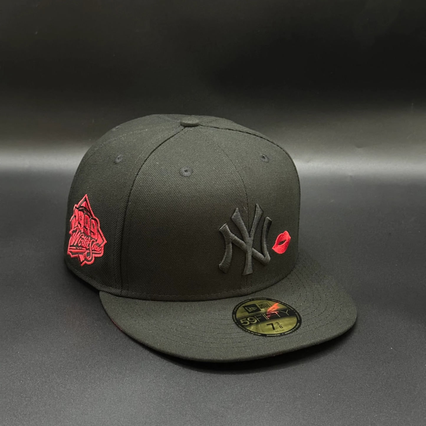 Black Red Kiss New York Yankees 1999 World Series Fitted Cap-Maverick