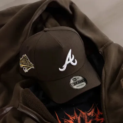 NEW ERA 9FORTY A-FRAME MLB ATLANTA BRAVES WORLD SERIES 1995 WALNUT / SCARLET UV CAP-Maverick