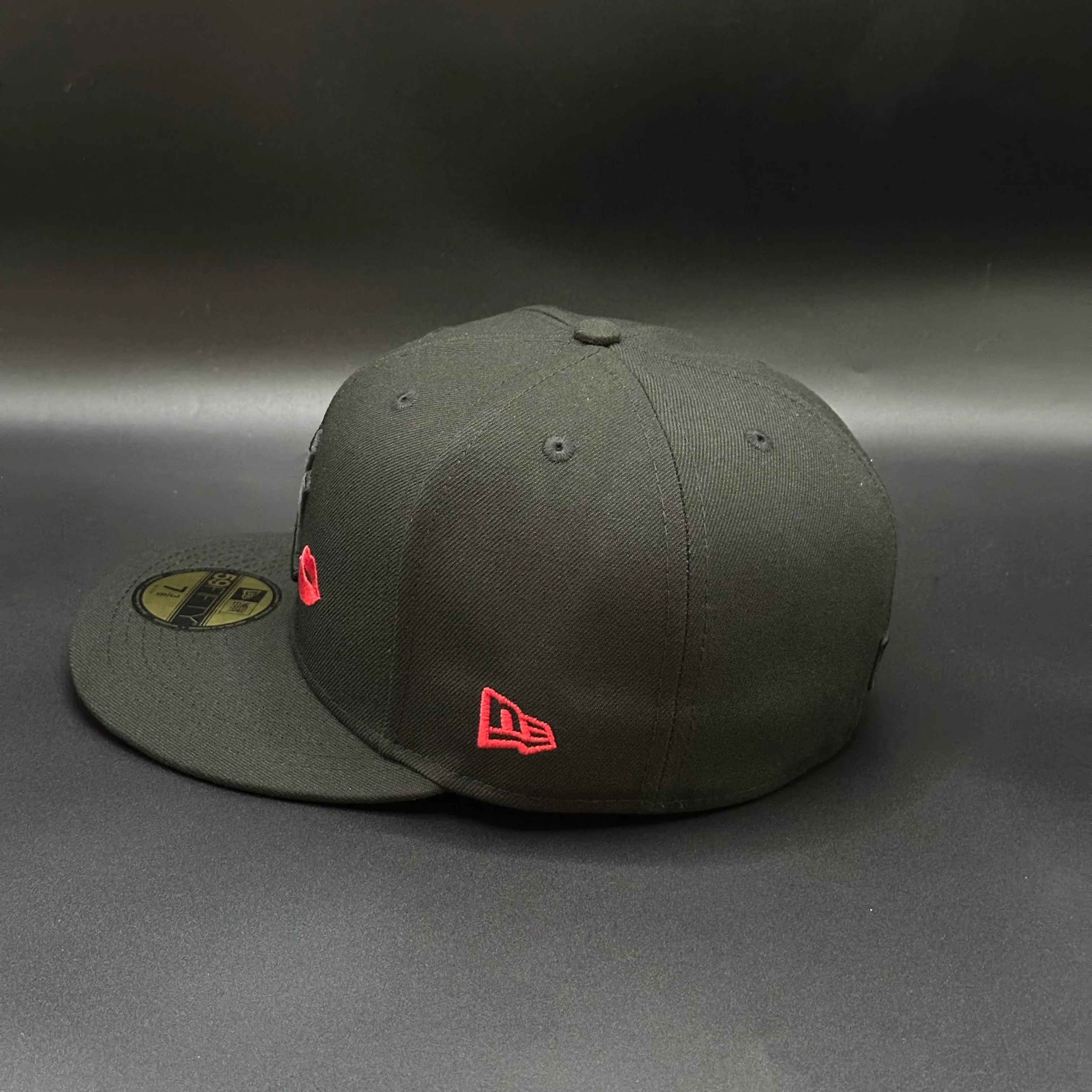 Black Red Kiss New York Yankees 1999 World Series Fitted Cap-Maverick