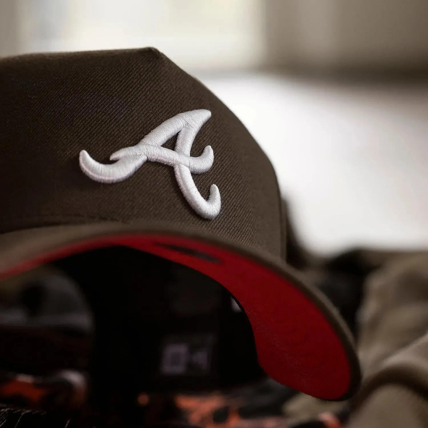 NEW ERA 9FORTY A-FRAME MLB ATLANTA BRAVES WORLD SERIES 1995 WALNUT / SCARLET UV CAP-Maverick