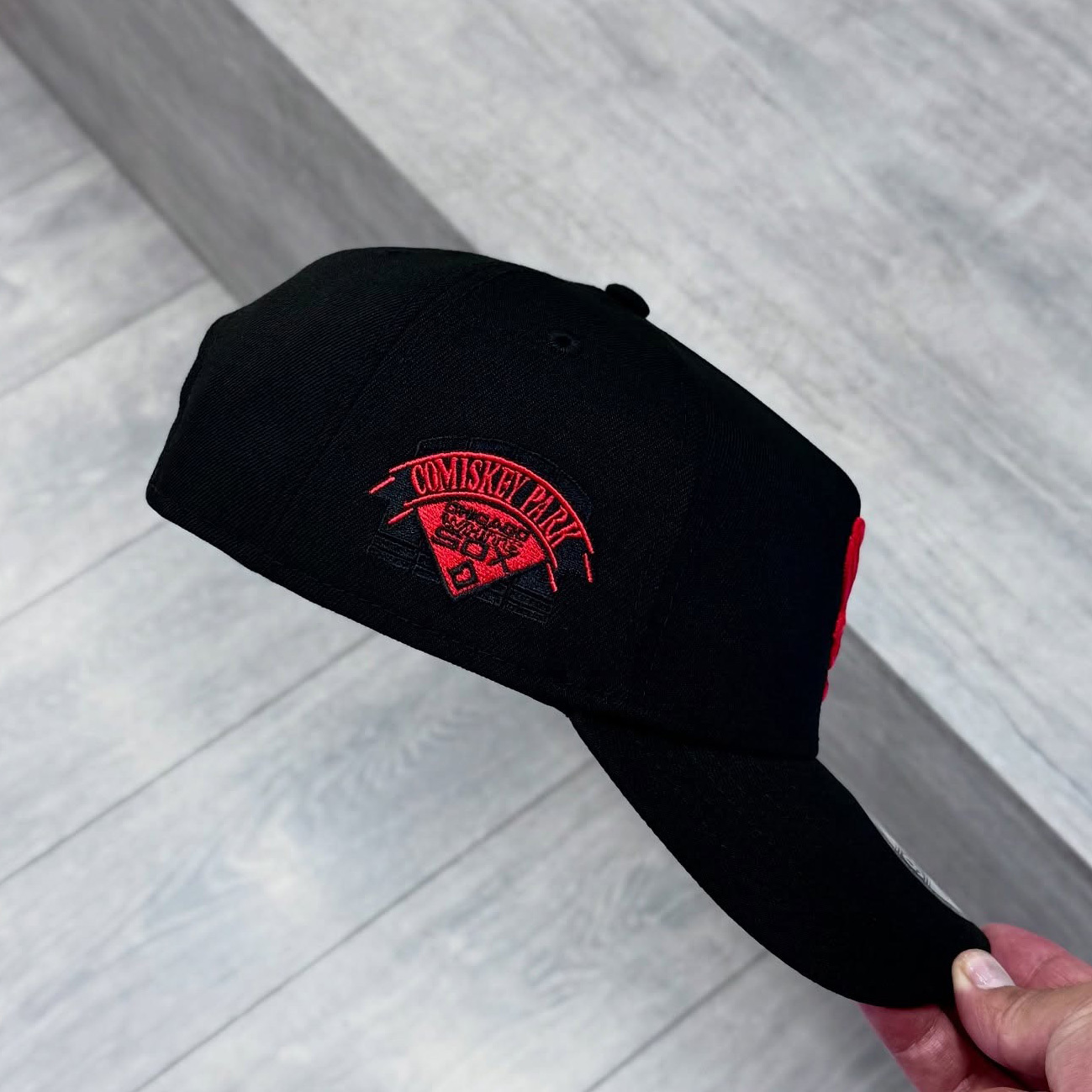 NEW ERA CHICAGO WHITE SOX COMISKEY PARK BLACK AND RED EMBROIDERED CASUAL BASEBALL CAP-Maverick