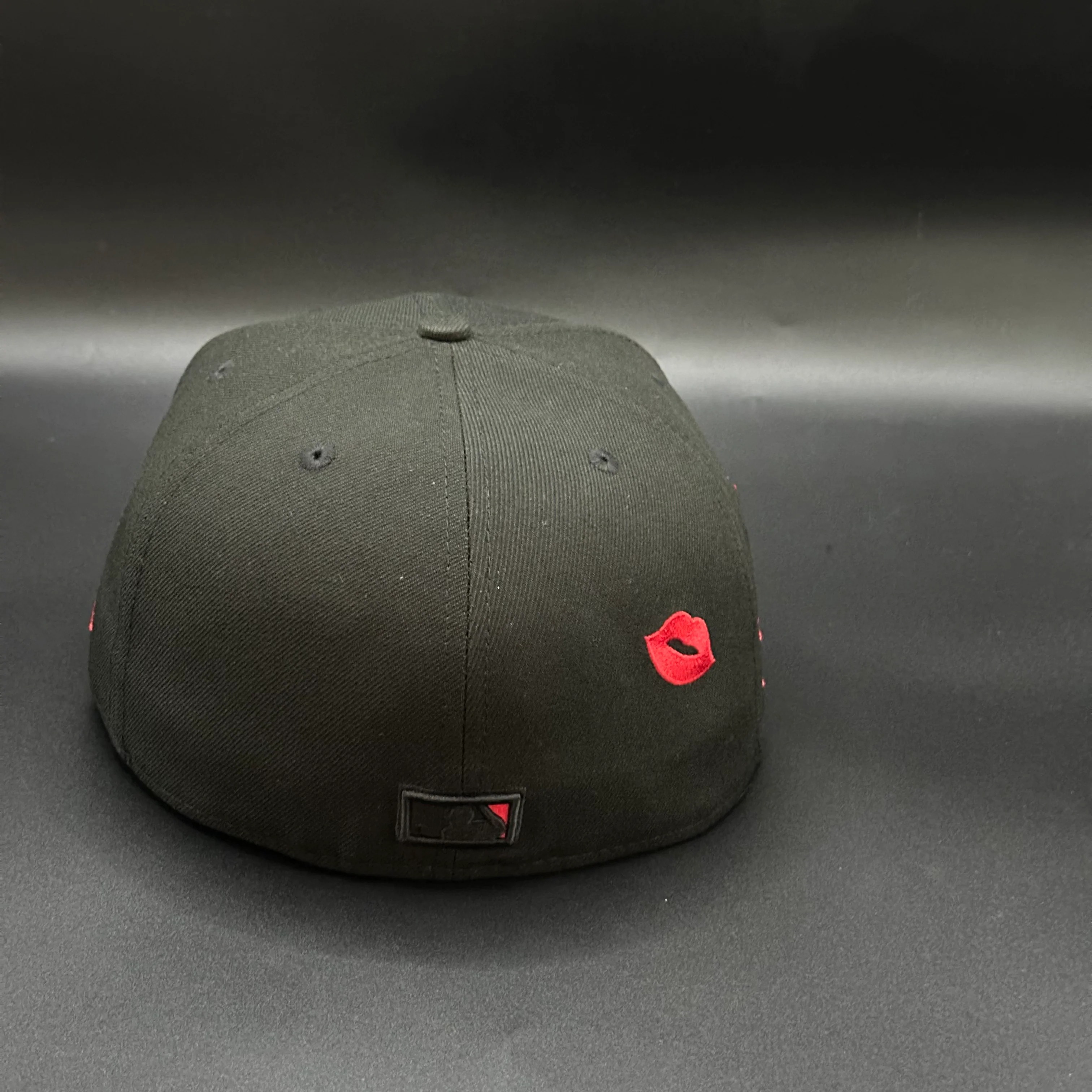 Black Red Kiss New York Yankees 1999 World Series Fitted Cap-Maverick