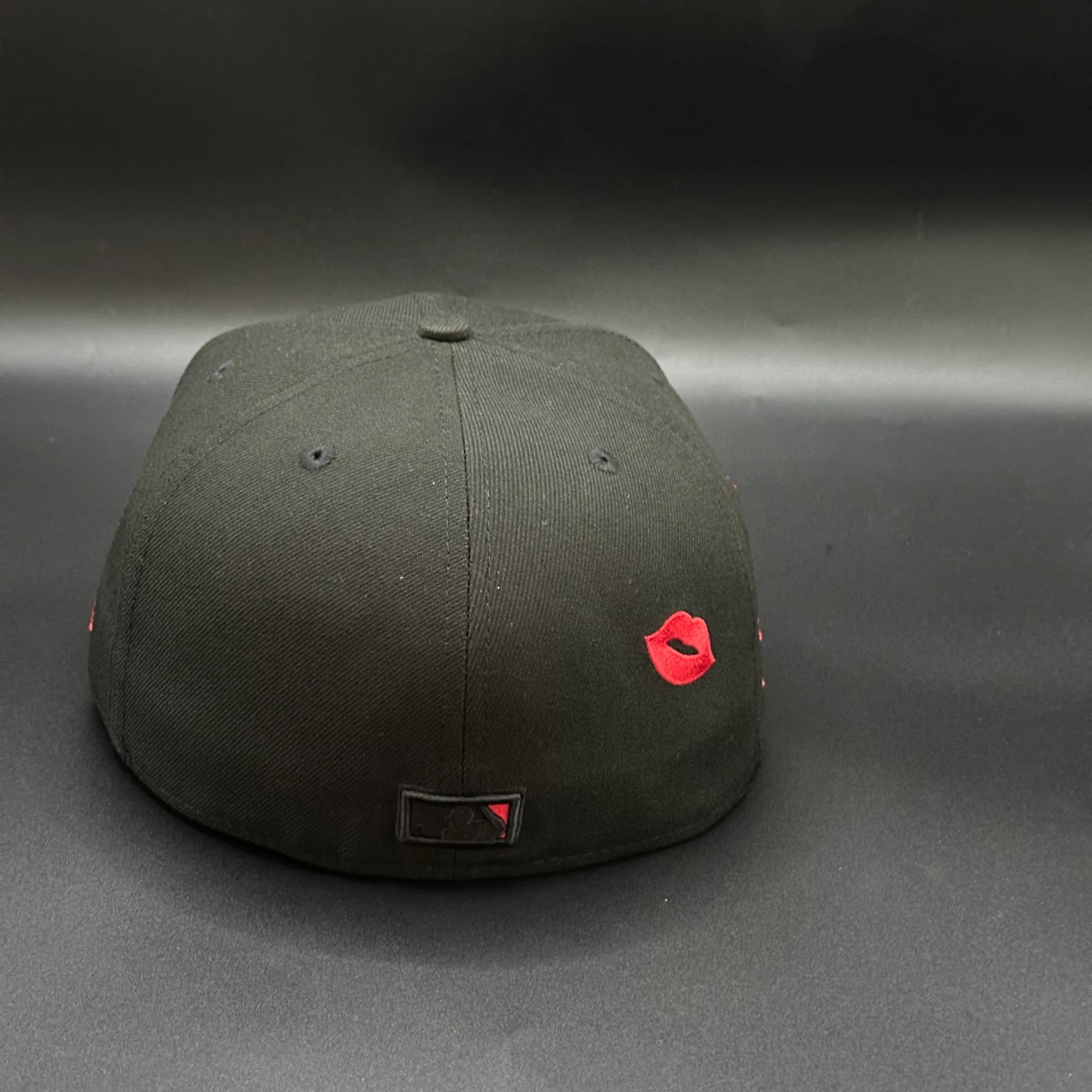 Black Red Kiss New York Yankees 1999 World Series Fitted Cap-Maverick