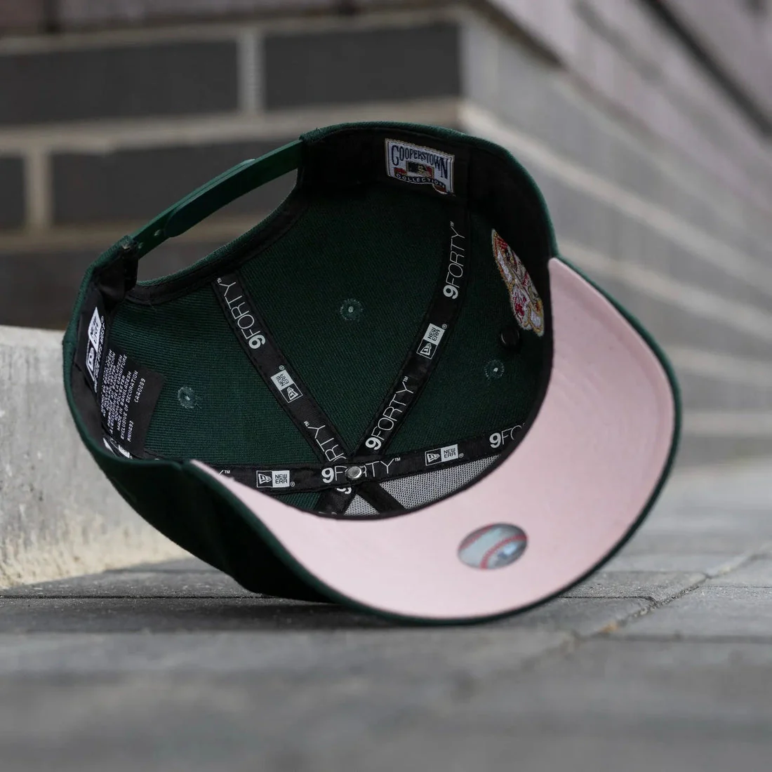 NEW ERA 9FORTY A-FRAME MLB BOSTON RED SOX WORLD SERIES 2004 DARK GREEN / PINK UV SNAPBACK CAP HAT MLB-Maverick