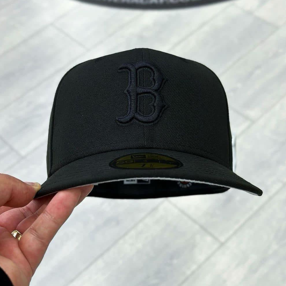 NEW ERA NEW BLACK ON BLACK BOSTON RED SOX EMBROIDERED CASUAL BASEBALL CAP-Maverick