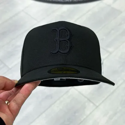 NEW ERA NEW BLACK ON BLACK BOSTON RED SOX EMBROIDERED CASUAL BASEBALL CAP-Maverick