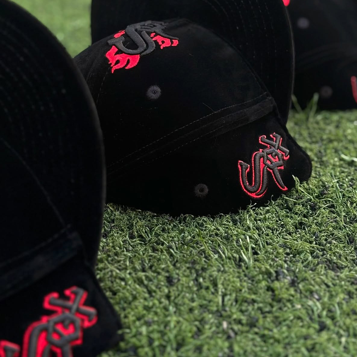 NEW ERA  CHICAGO WHITE SOX MLB BLACK VELVET & RED UV EMBROIDERED CASUAL BASEBALL CAP-Maverick