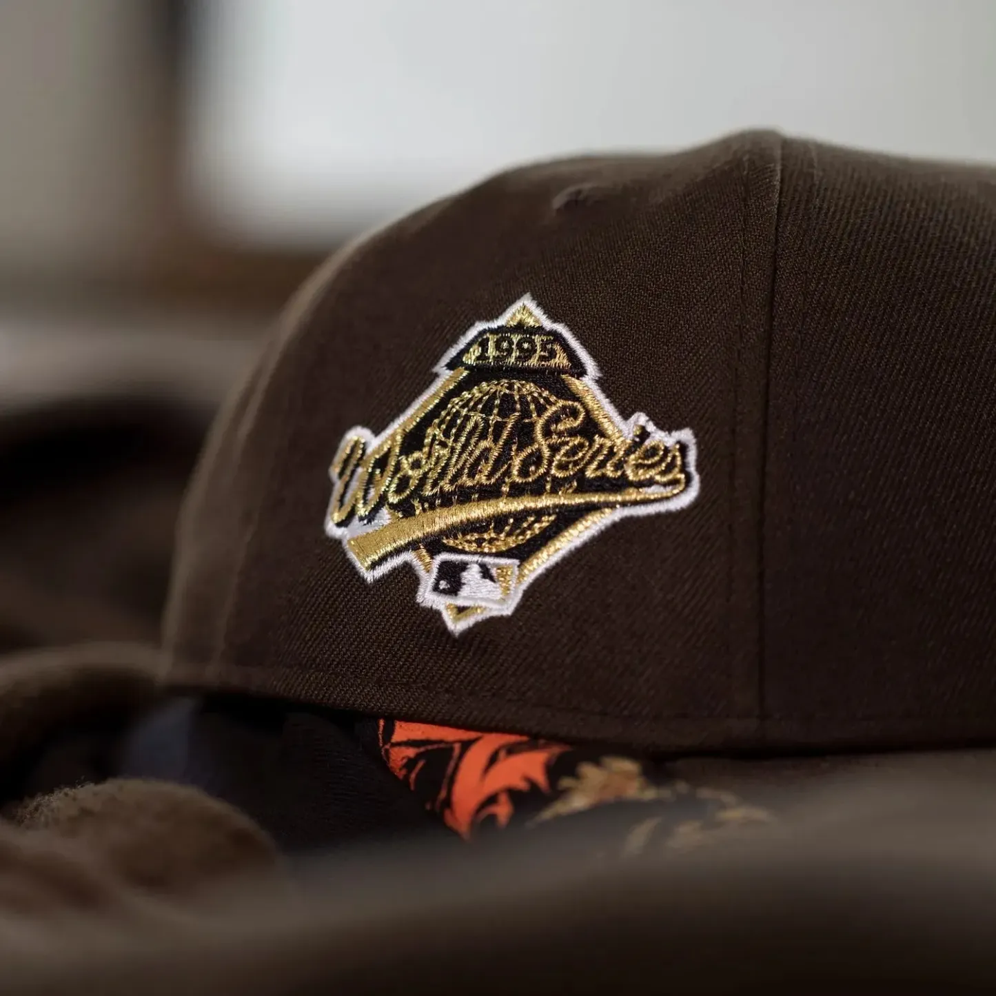 NEW ERA 9FORTY A-FRAME MLB ATLANTA BRAVES WORLD SERIES 1995 WALNUT / SCARLET UV CAP-Maverick