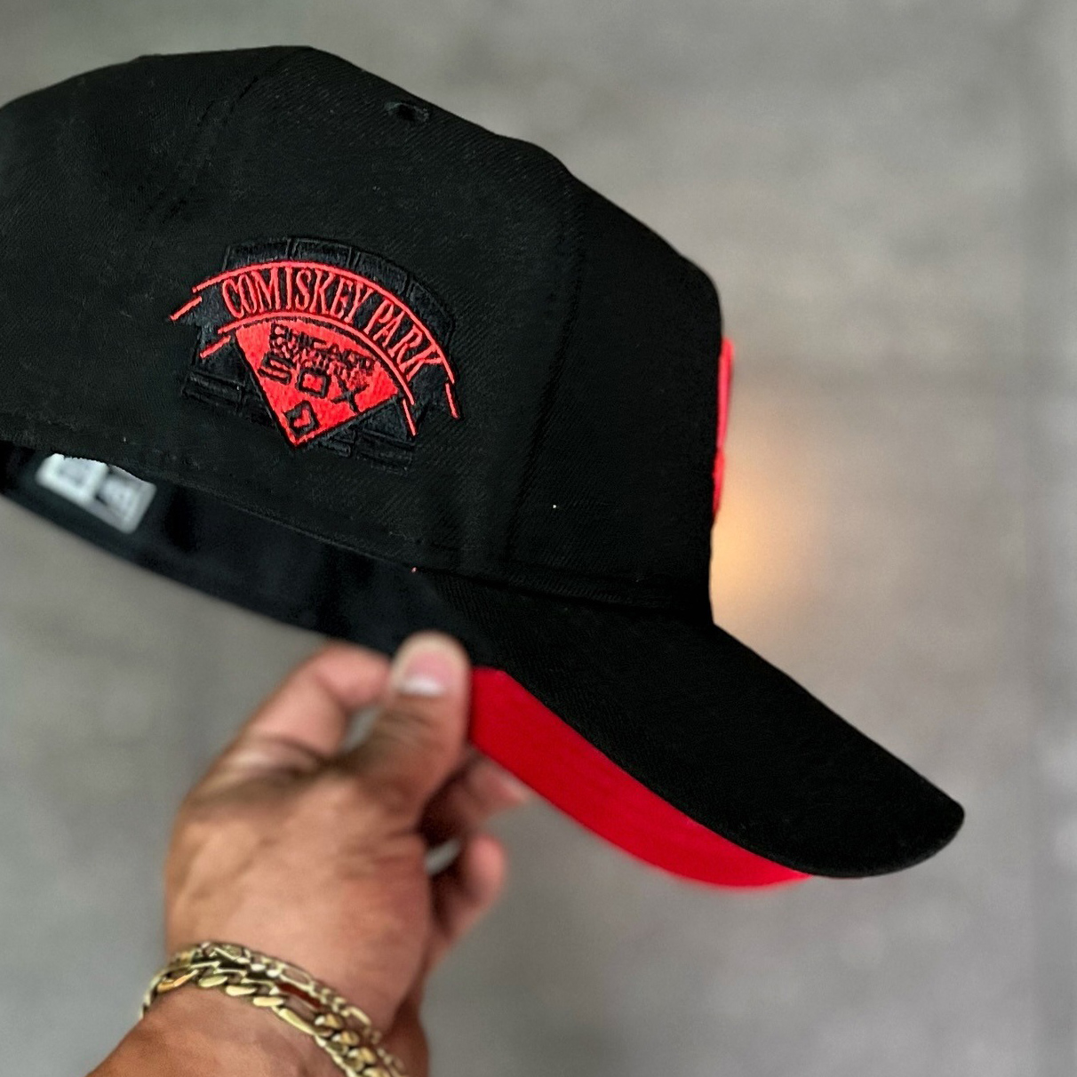 NEW ERA CHICAGO WHITE SOX COMISKEY PARK BLACK AND RED EMBROIDERED CASUAL BASEBALL CAP-Maverick