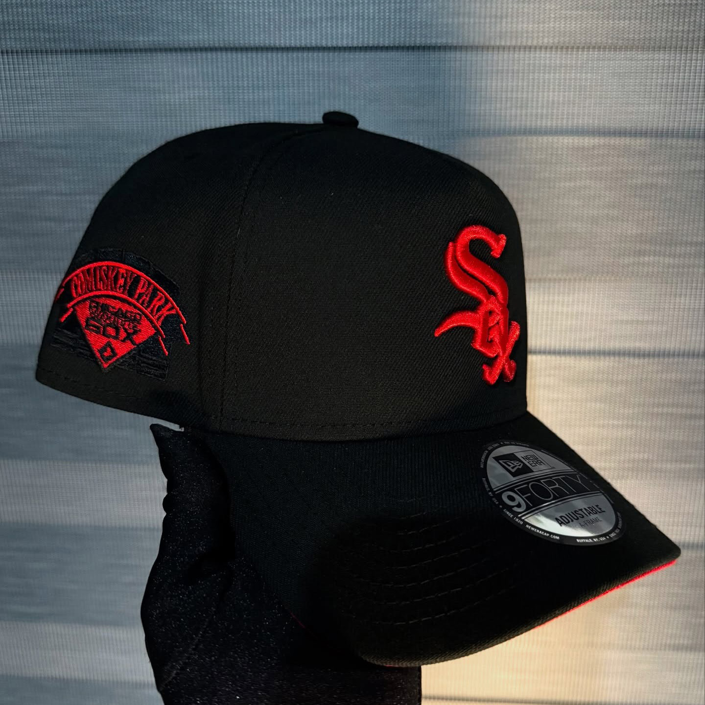 NEW ERA CHICAGO WHITE SOX COMISKEY PARK BLACK AND RED EMBROIDERED CASUAL BASEBALL CAP-Maverick