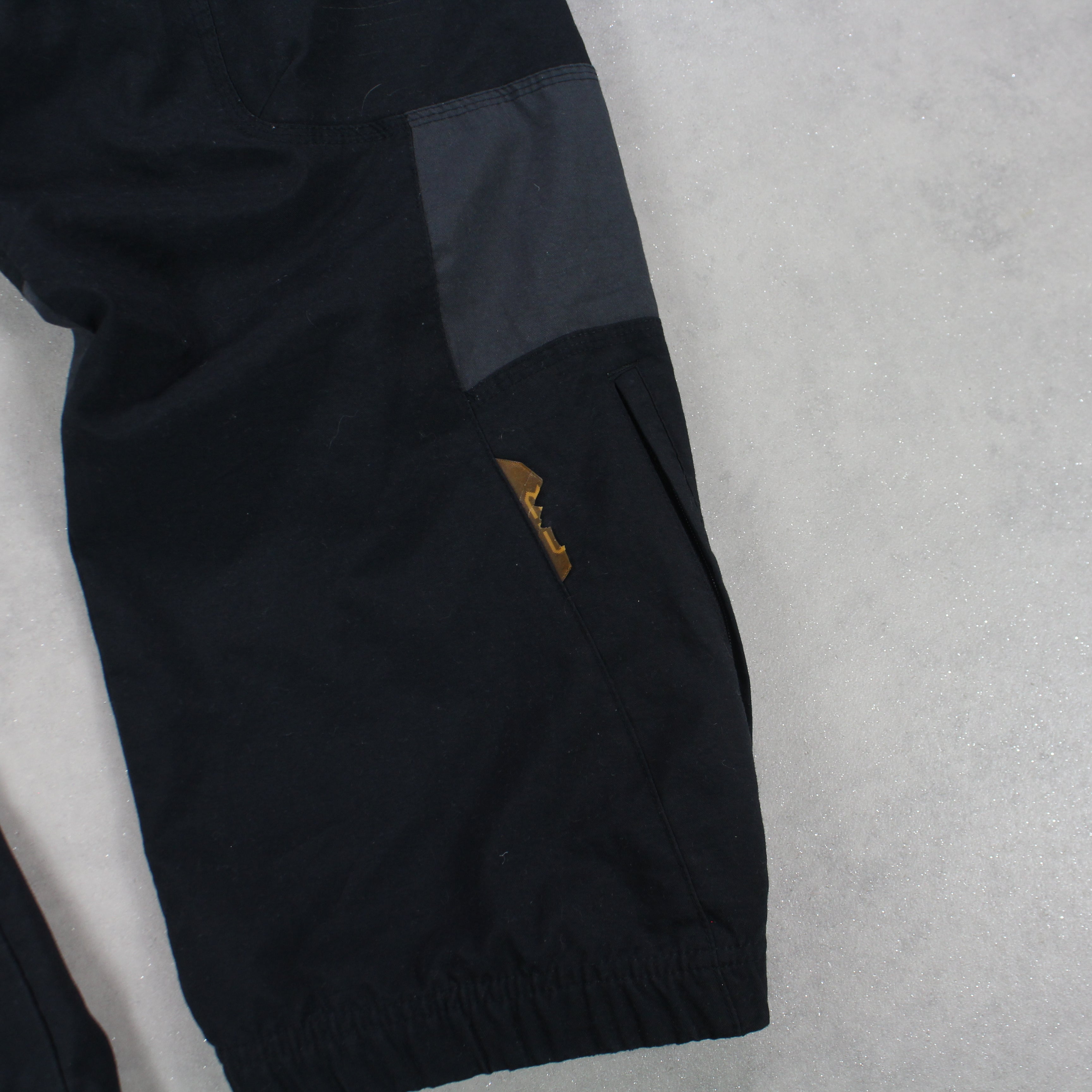 RARE 2000s Air Trackpants Black-Maverick