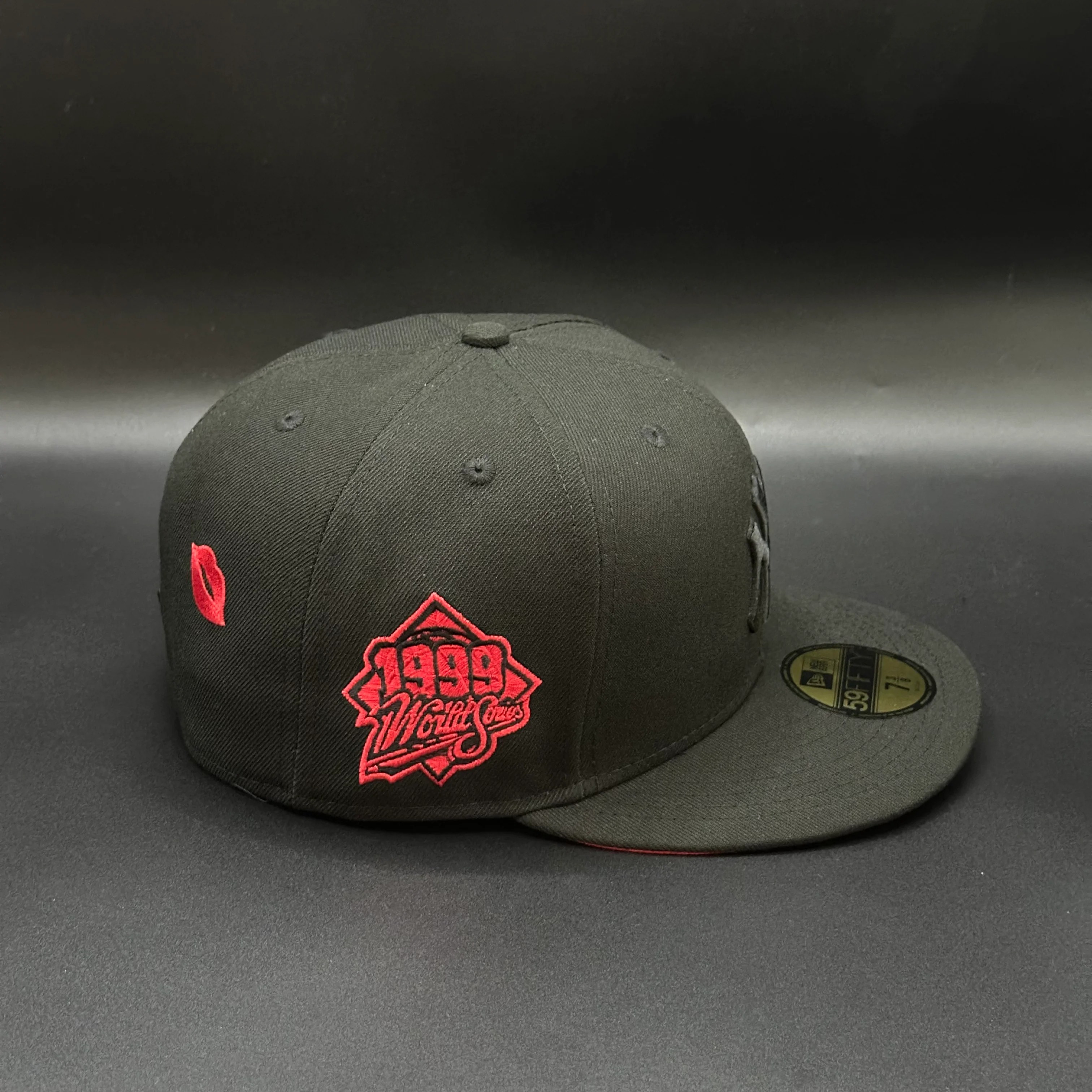 Black Red Kiss New York Yankees 1999 World Series Fitted Cap-Maverick