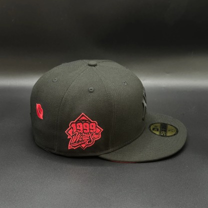 Black Red Kiss New York Yankees 1999 World Series Fitted Cap-Maverick