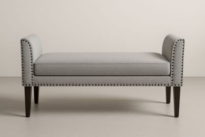 Szürke poliészter kárpitozott pad tömör fa lábakkal és szegecselt részletekkel